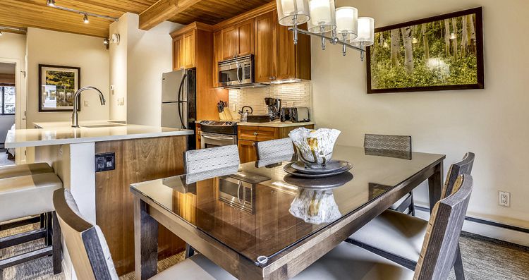 Ideal for entertaining on your ski vacation. Photo: Aspen Square Condos - image_3