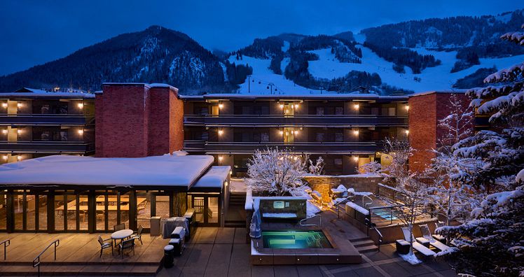 Enjoy outdoor pool and hot tub after a day on the slopes. Photo: Aspen Square Condos - image_5