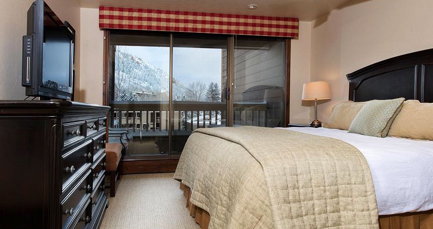 Cosy, yet comfortable, offering a good choice of lodging for budget ski packages. Photo: The Gant - image_11