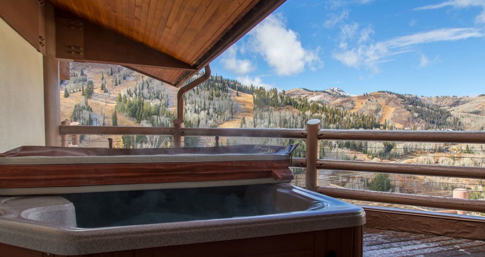 Enjoy private hot tub with great views of the slopes. Photo: Stein Eriksen Lodge - image_8
