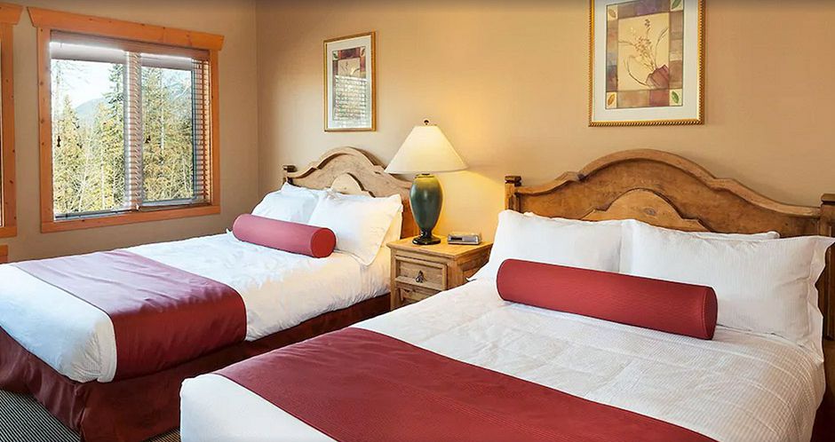 Cosy and comfortable studios and condos for families. Photo: Lizard Creek Lodge Expedia - image_7