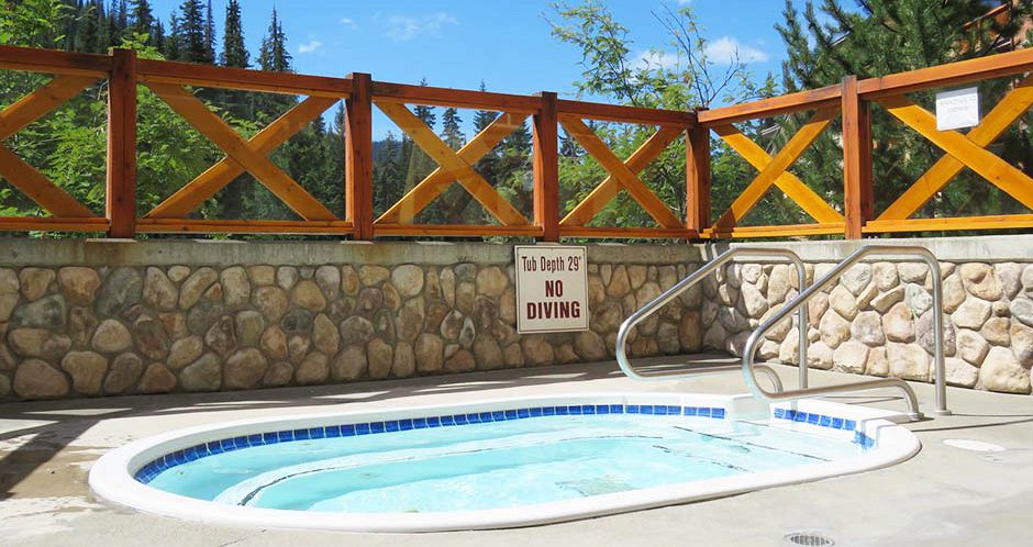 Outdoor hot tub at Fireside Lodge - Photo: Bear Country - image_2