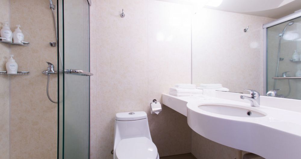 Standard Bathroom - image_8