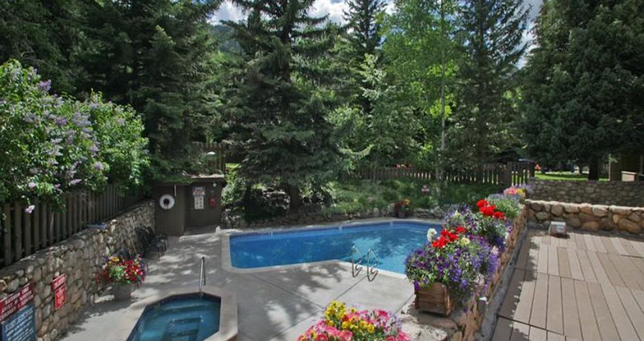 Enjoy outdoor hot tubs and pools after a day on the slopes. Photo: Aspen Alps - image_6