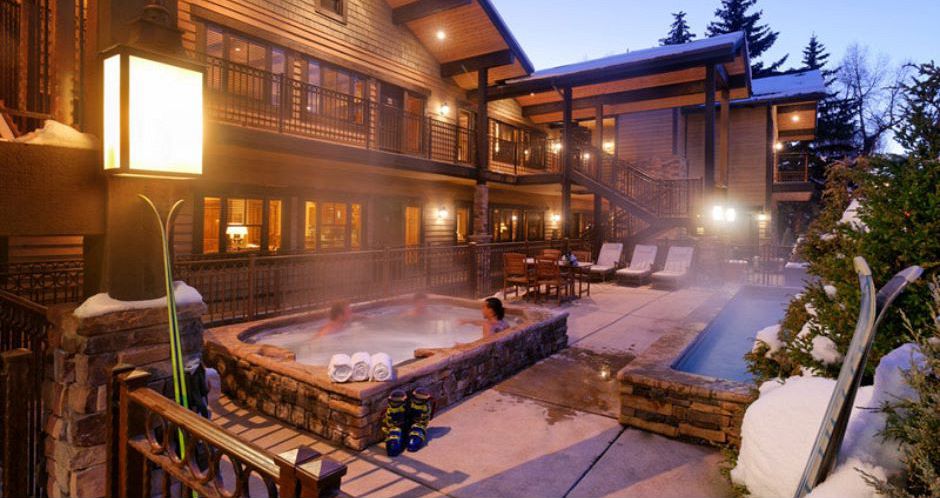 Fantastic outdoor hot tub and pool for post-ski soaks. Photo: Frias Properties - image_1