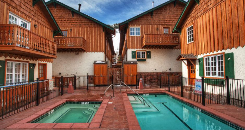 Enjoy the outdoor hot tub and pool after a day on the slopes. Photo: Frias Properties - image_4