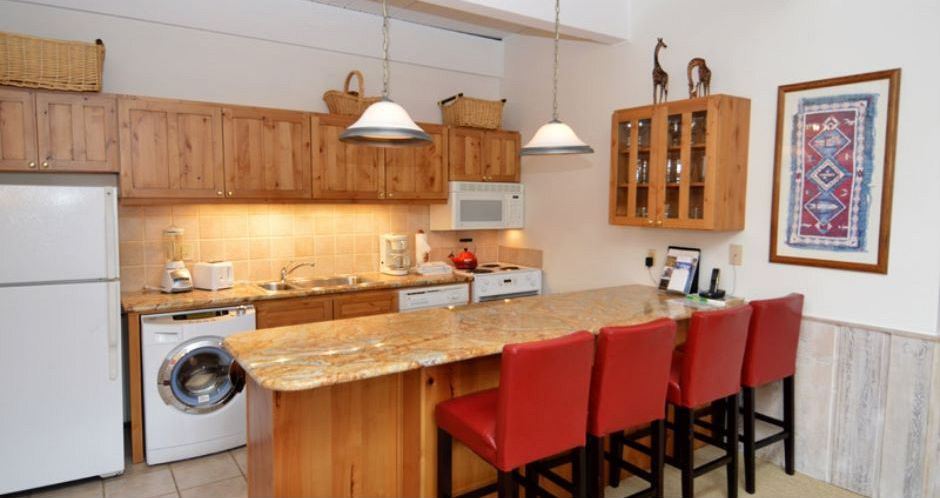 Well-equipped kitchens and dining throughout for a self-catered ski vacation. Photo: Frias Properties - image_6