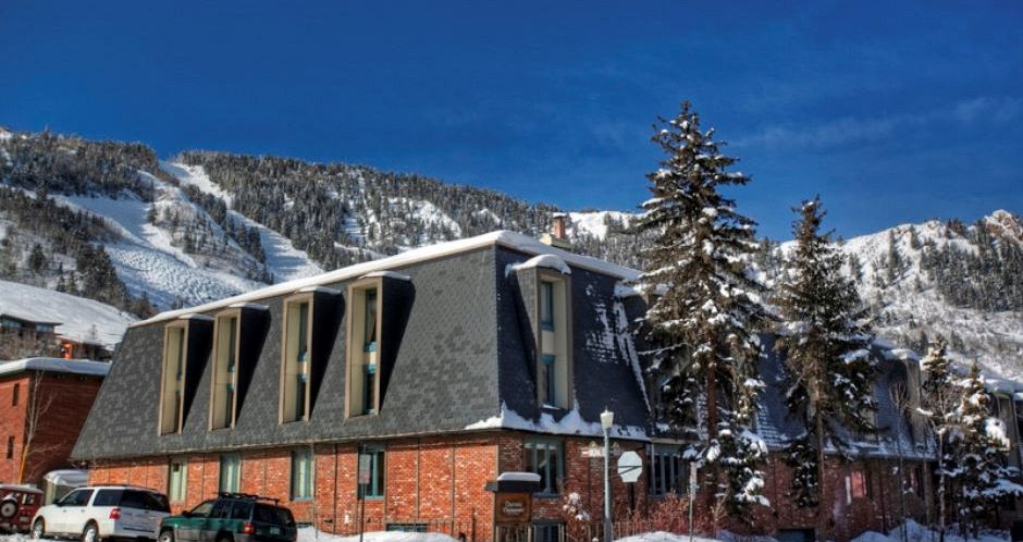 Chateau Chaumont is wonderfully located in the heart of downtown Aspen. Photo: Frias Properties - image_0