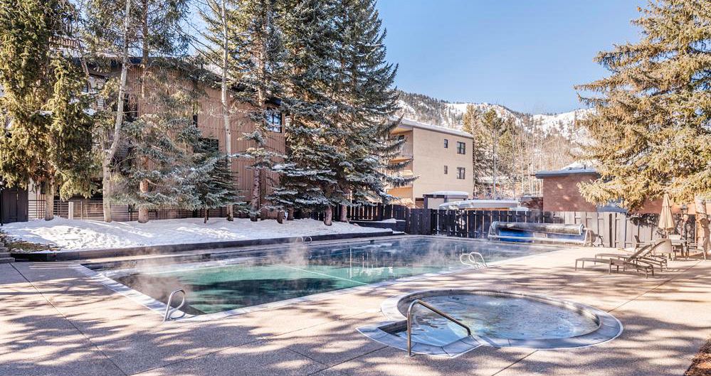 Outdoor pool and hot tub. Photo: Friars Aspen - image_9