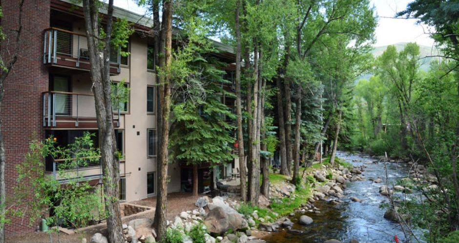 Located in a peaceful area just outside downtown Aspen. Photo: Frias Properties - image_8