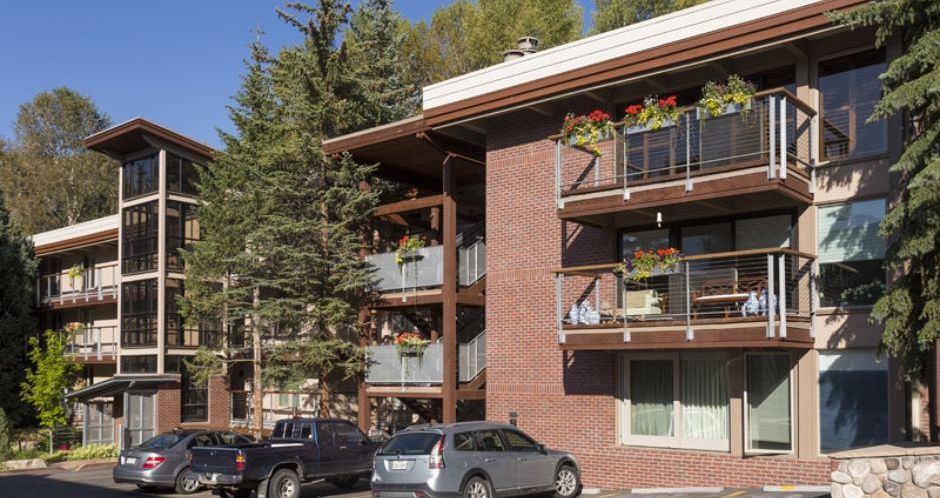 Enjoy one to four bedroom condos, perfect for the family ski vacation. Photo: Frias Properties - image_6
