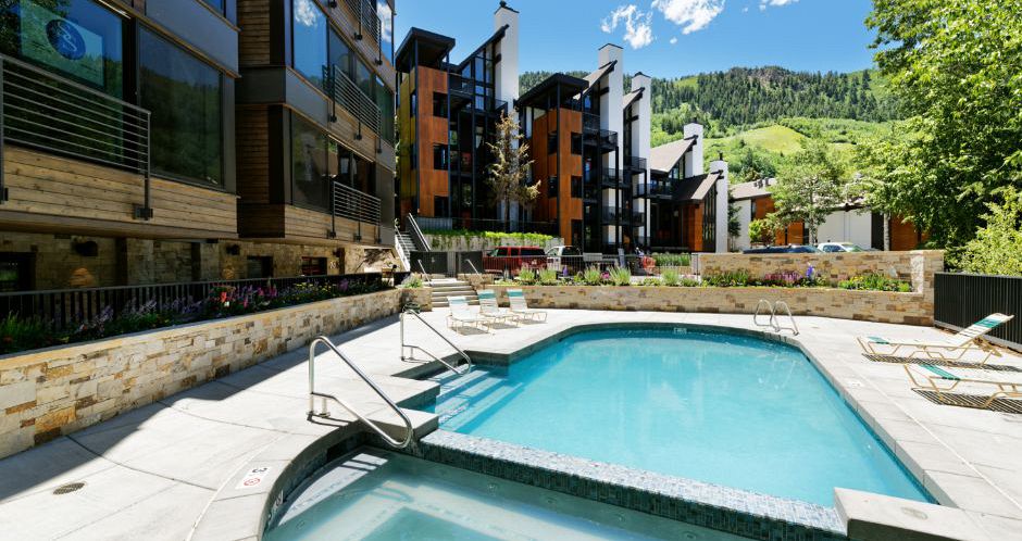 Outdoor pool and hot tub for guests. Photo: Frias Aspen - image_5