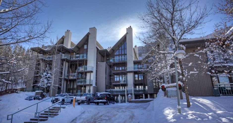 Fifth Avenue condos are in an ideal location, within walking distance to downtown Aspen. Photo: Frias Properties - image_3