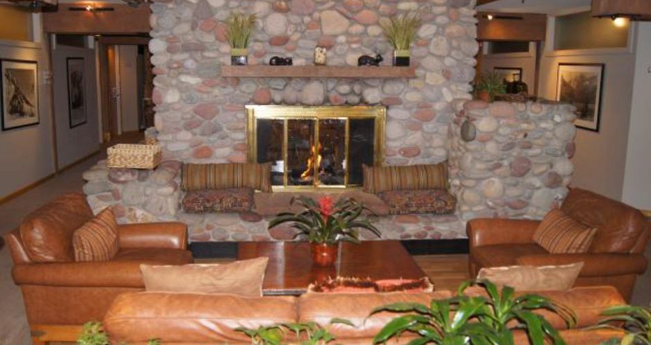 Cosy and comfortable lobby to enjoy the open fireplace. Photo: Aspen Mountain Lodge - image_1