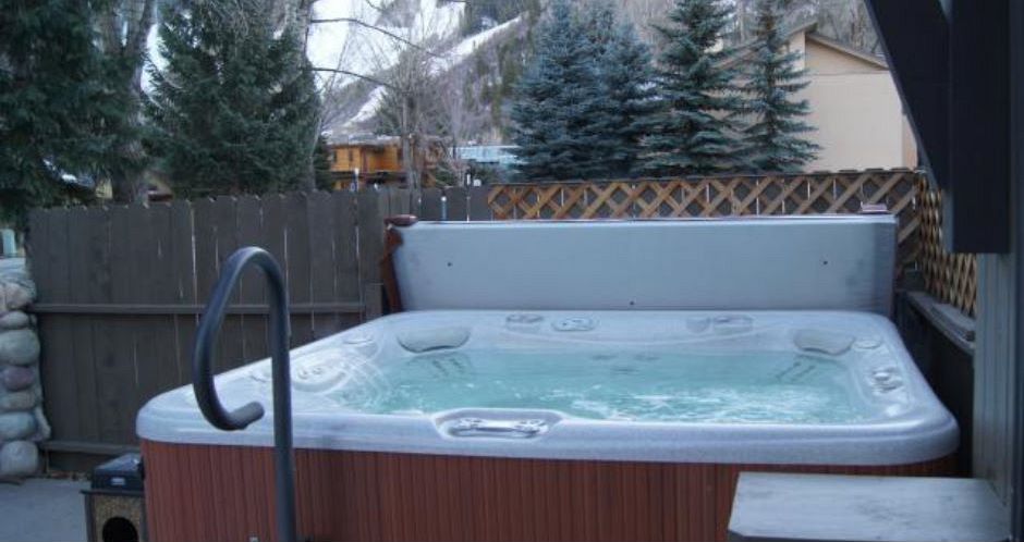The perfect spot to soothe those skier legs after a day on the slopes. Photo: Aspen Mountain Lodge - image_4