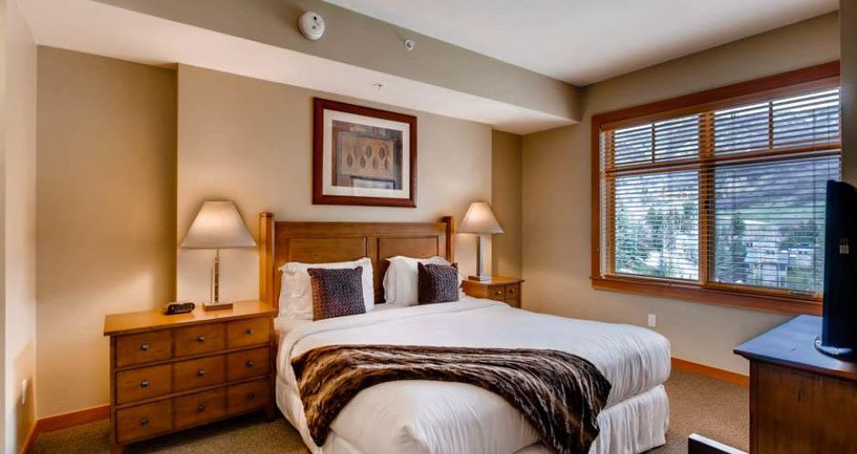 Flexible bedding options make Capitol Peak perfect for a family ski vacation. Photo: East West Destination - image_2