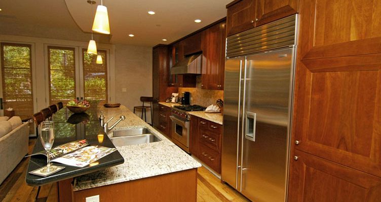 Regularly updated and refurbished with state of the art appliances and granite countertops. Photo: Frias Properties - image_11