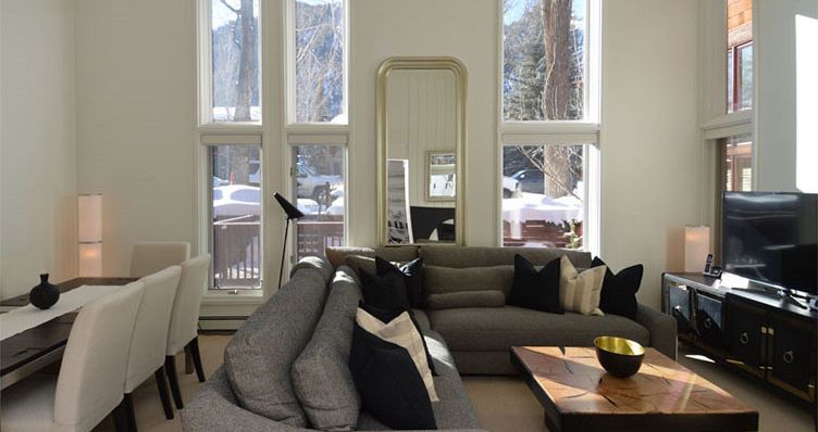 Enjoy modern mountain decor with spacious lounges. Photo: Frias Properties - image_6