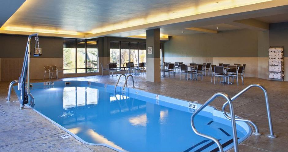 Great on-site facilities including pool and hot tubs. - image_2