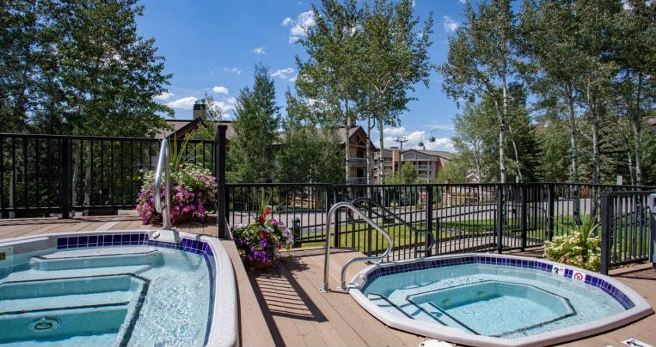 Enjoy outdoor hot tubs and pools after a day on the slopes. Photo: Resort Lodging Company - image_2