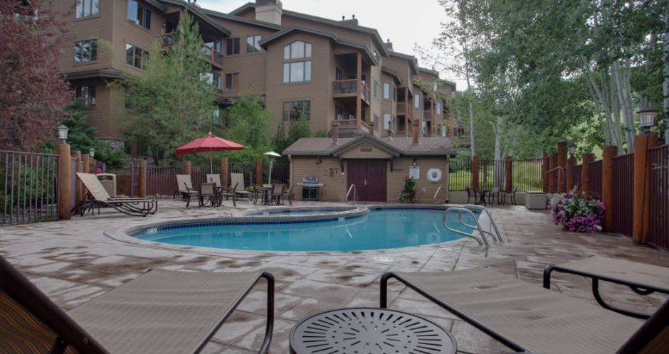 Enjoy the outdoor hot tub and pool. Photo: Resort Lodging Company - image_3