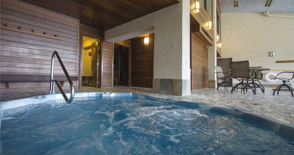 Indoor hot tubs to soothe those tired skier legs. Photo: Bronze Tree - image_1