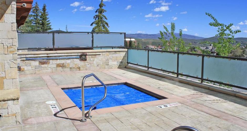 Outdoor hot tub to enjoy after a day on the slopes. - image_1