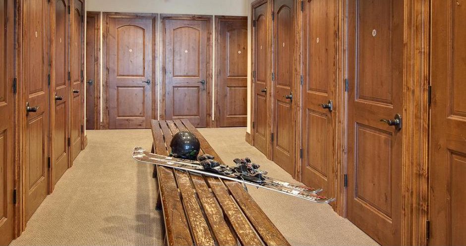 Wonderfully spacious ski lockers. - image_3
