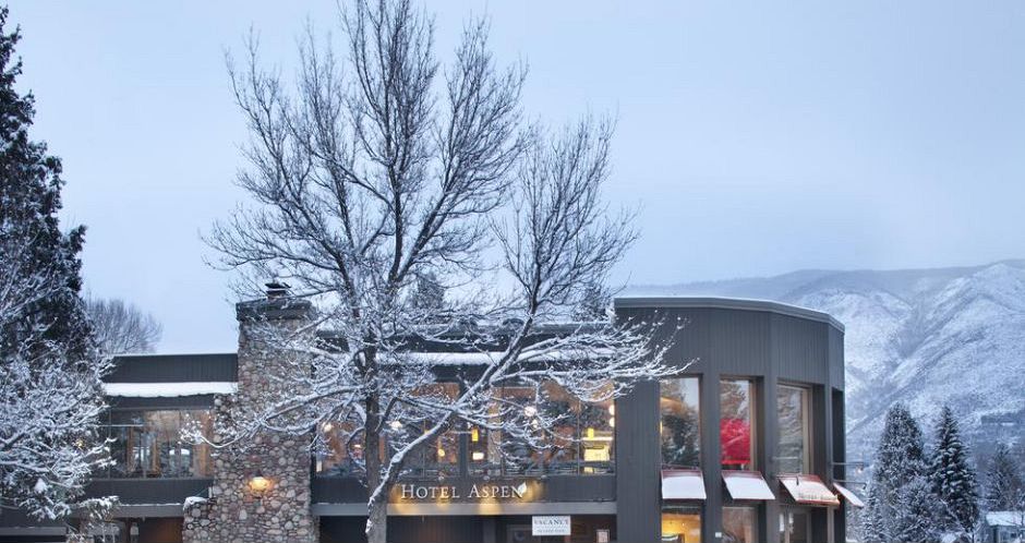 Close to local restaurants, bars, and retail shopping. Photo: Hotel Aspen - image_1