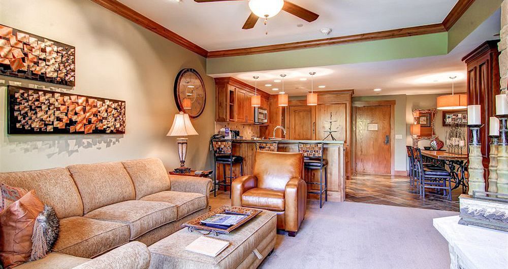 Enough space to spread out of an evening in front of the fireplace. Photo: The Charter at Beaver Creek - image_9