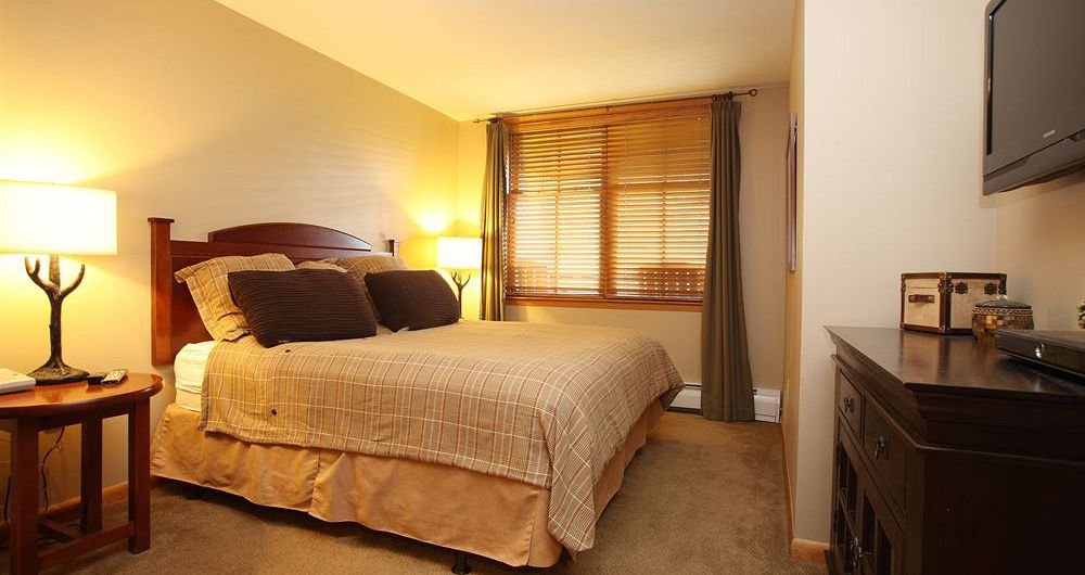 Spacious bedrooms with room to spread out. Photo: Zephyr Mountain Lodge - image_6