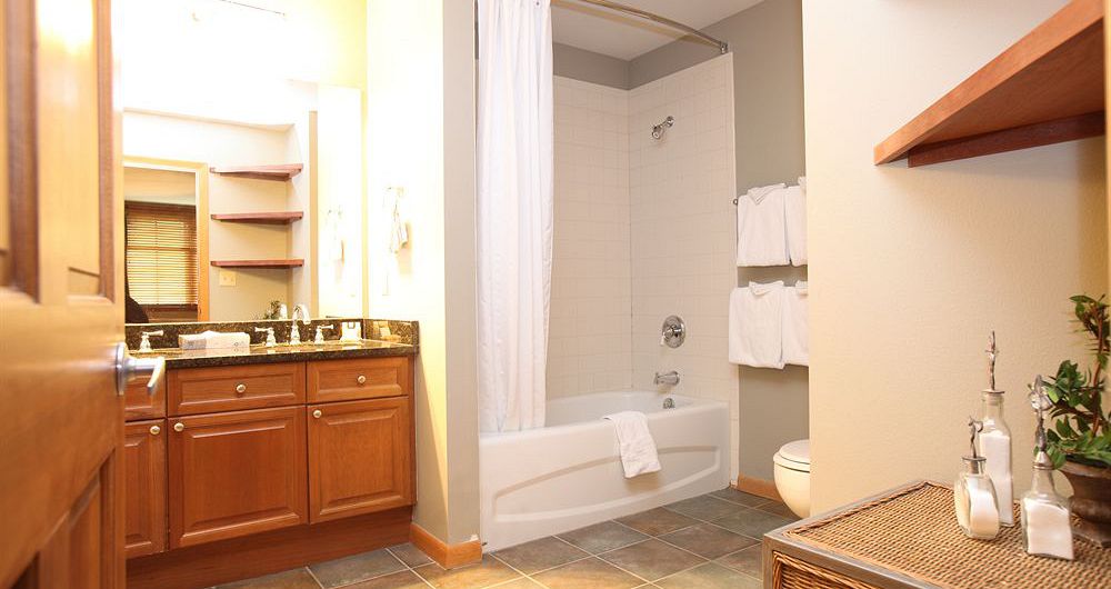 Well-appointed bathrooms. Photo: Zephyr Mountain Lodge - image_10