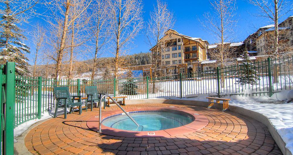 Enjoy the outdoor hot tubs after a day on the slopes. Photo: Zephyr Mountain Lodge - image_14