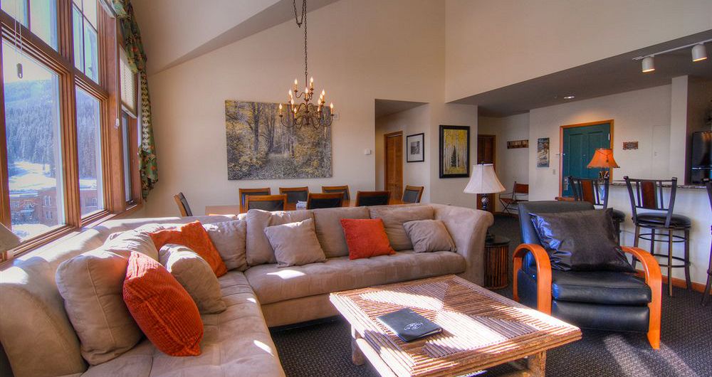 Spacious and modern living areas for the whole family. Photo: Zephyr Mountain Lodge - image_1