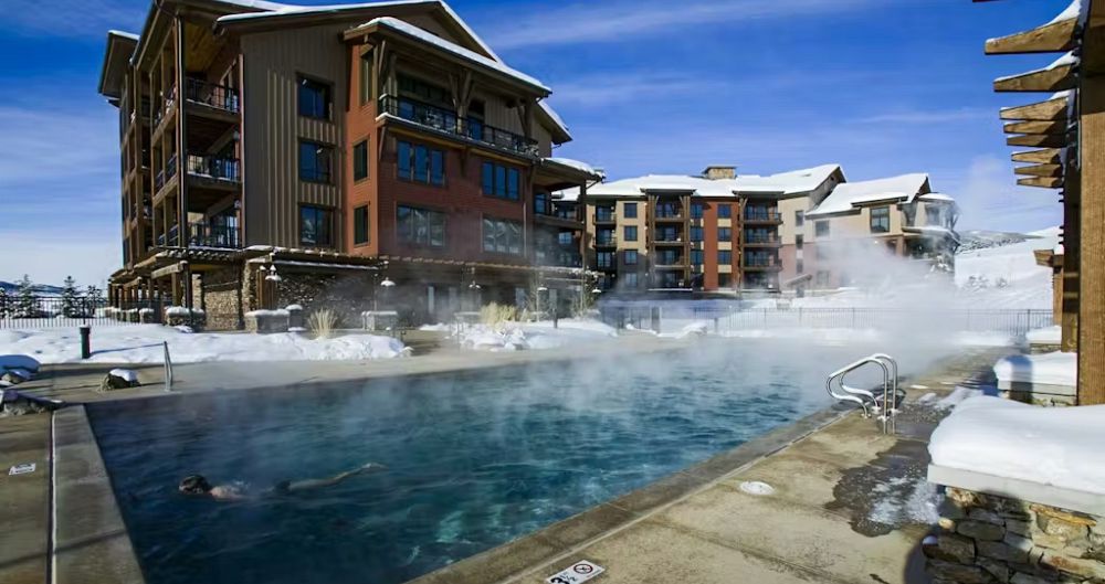 Superb outdoor pool and hot tub for guests. Photo: VACASA - image_5