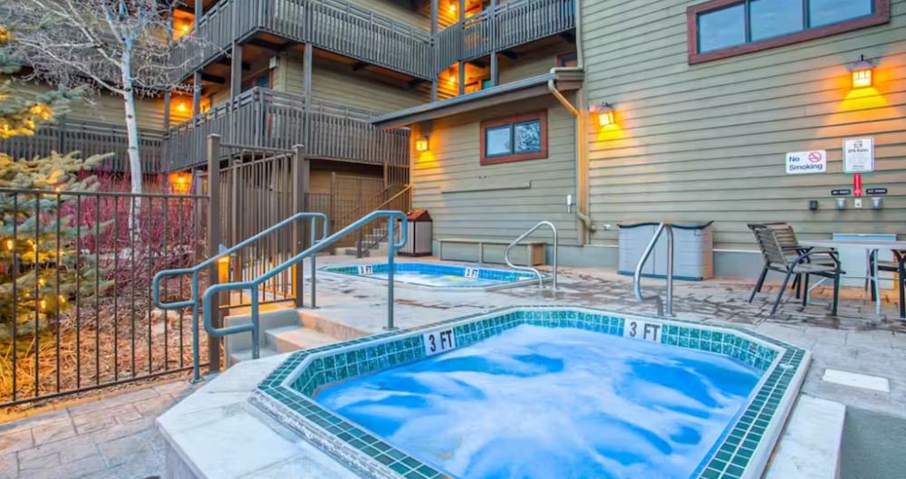 Outdoor hot tubs. Photo: VACASA - image_4